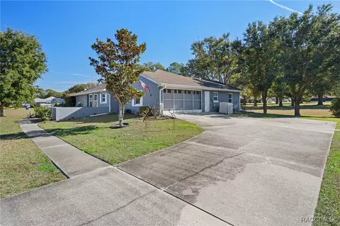 Exterior - 100 E Cumberland Ct, Hernando, FL 34442 photo 3 of 10
