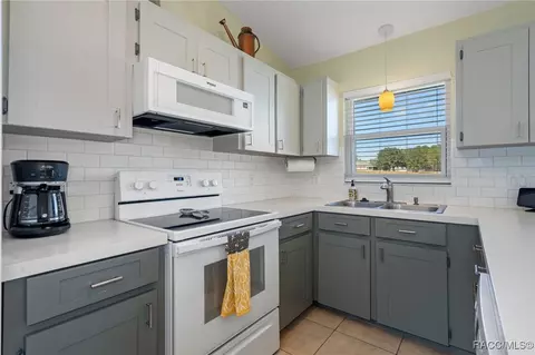 Kitchen - 100 E Cumberland Ct, Hernando, FL 34442 photo 4 of 6