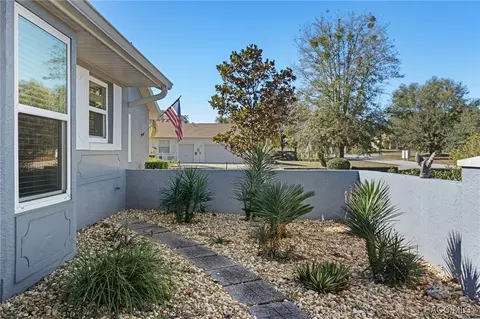 Exterior - 100 E Cumberland Ct, Hernando, FL 34442 photo 4 of 10