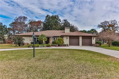 24 Pine St, Homosassa, FL 34446