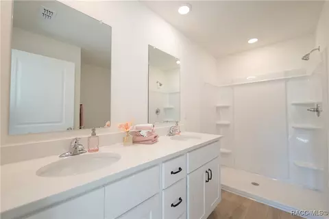 Bath - 680 E Alaska Ln, Hernando, FL 34442 photo 1 of 1
