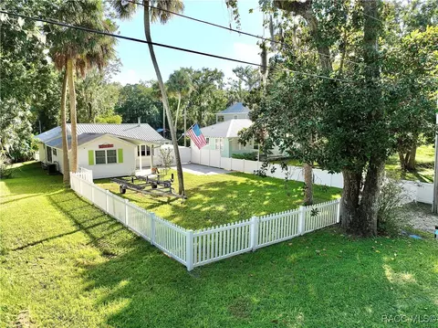 5325 Riverside Dr, Yankeetown, FL 34498