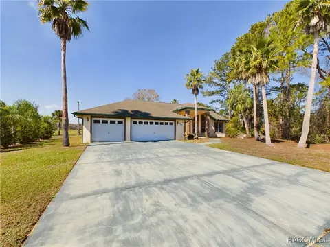 930 N Country Club Dr, Crystal River, FL 34429