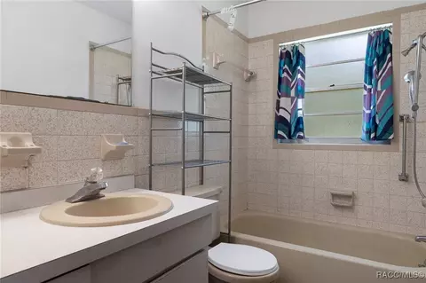 Bath - 5190 N Dewey Way, Hernando, FL 34442 photo 1 of 2