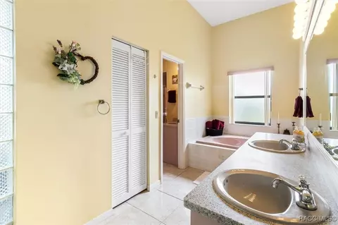 Bath - 330 E Ireland Ct, Hernando, FL 34442 photo 3 of 5