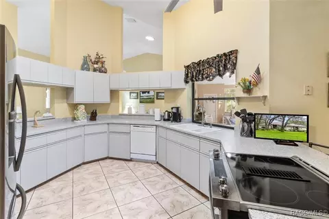 Kitchen - 330 E Ireland Ct, Hernando, FL 34442 photo 1 of 2