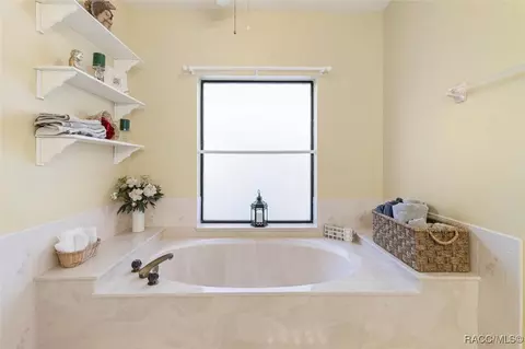 Bath - 330 E Ireland Ct, Hernando, FL 34442 photo 2 of 5