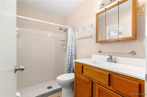Bath - 519 Spring Lake Rd, Ocala, FL 34472 photo 1 of 2