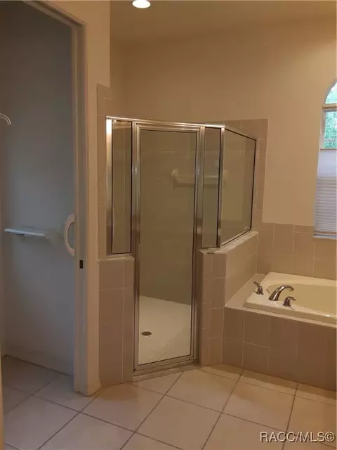 Bath - 330 W Liberty St, Hernando, FL 34442 photo 3 of 3