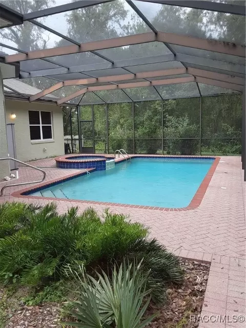 Exterior - 330 W Liberty St, Hernando, FL 34442 photo 2 of 4