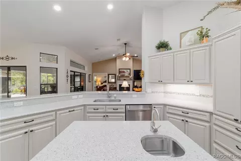 Kitchen - 4022 N Baywood Dr, Hernando, FL 34442 photo 5 of 7