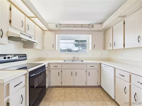 Kitchen - 8350 SW 108th Loop, Ocala, FL 34481 photo 3 of 3