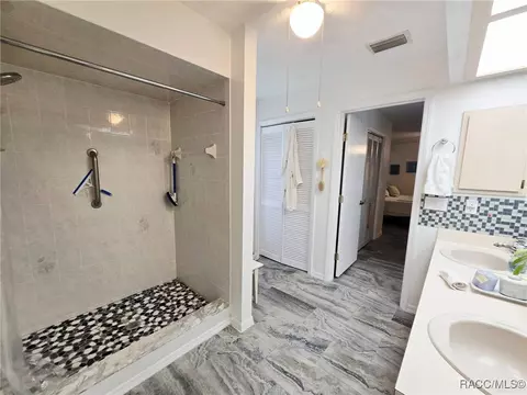 Bath - 1219 E Silver Thorn Loop, Hernando, FL 34442 photo 2 of 5