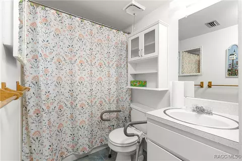 Bath - 535 Midway Dr #B, Ocala, FL 34472 photo 1 of 1