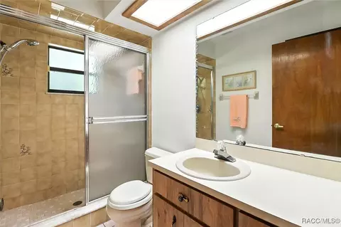 Bath - 1215 W Pearson St, Hernando, FL 34442 photo 1 of 4