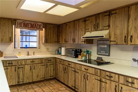 Kitchen - 6970 N Palm Oak Dr, Hernando, FL 34442 photo 3 of 6