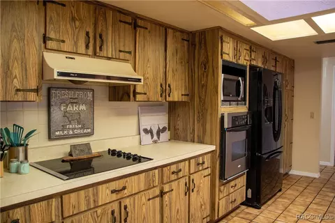 Kitchen - 6970 N Palm Oak Dr, Hernando, FL 34442 photo 4 of 6