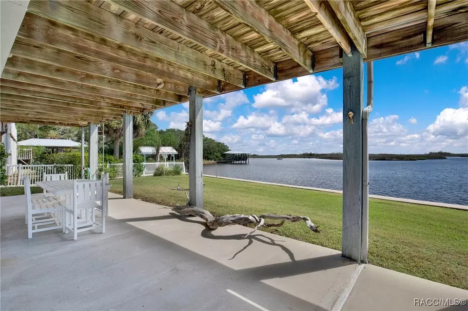 Exterior - 12396 W Standish Dr, Homosassa, FL 34448 photo 6 of 9