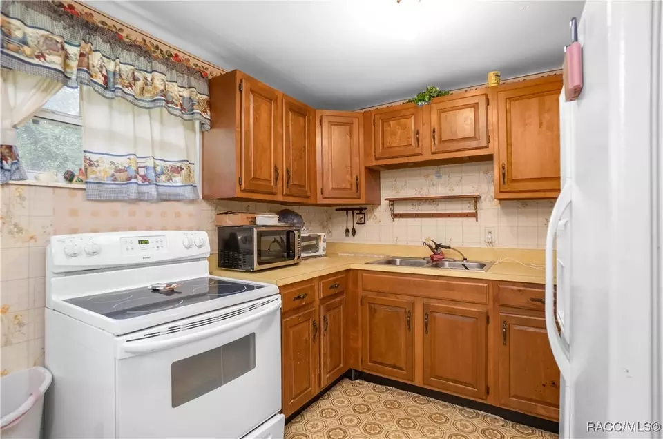 Kitchen - 420 Davidson Ave, Inverness, FL 34450 photo 1 of 2