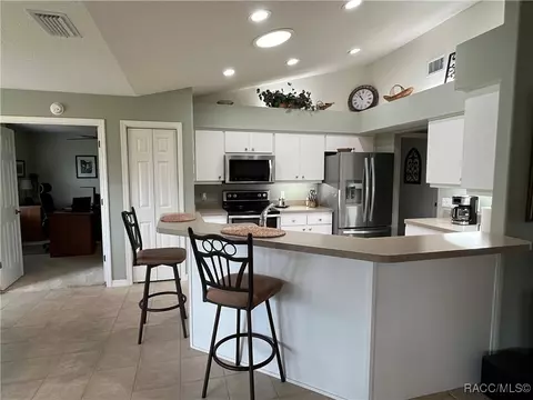 Kitchen - 3848 E Arbor Lakes Dr, Hernando, FL 34442 photo 2 of 7
