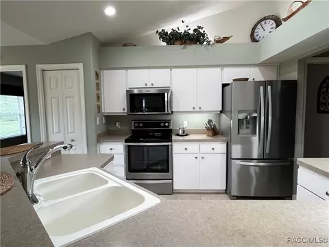 Kitchen - 3848 E Arbor Lakes Dr, Hernando, FL 34442 photo 6 of 7