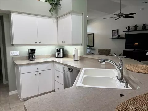 Kitchen - 3848 E Arbor Lakes Dr, Hernando, FL 34442 photo 4 of 7