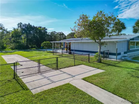 2560 N Comanche Pt, Crystal River, FL 34429
