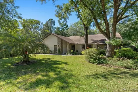 214 Pine St, Homosassa, FL 34446