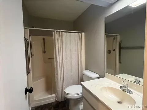 Bath - 2347 N Putnam Pt, Hernando, FL 34442 photo 1 of 4