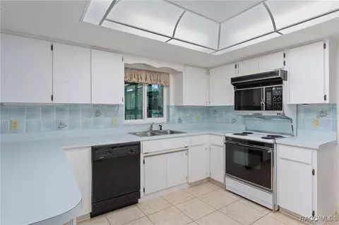 Kitchen - 7150 N Whippoorwill Ter, Hernando, FL 34442 photo 2 of 3
