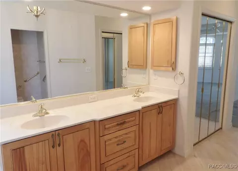 Bath - 336 W Doerr Path, Hernando, FL 34442 photo 5 of 7