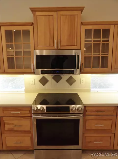 Kitchen - 336 W Doerr Path, Hernando, FL 34442 photo 4 of 10