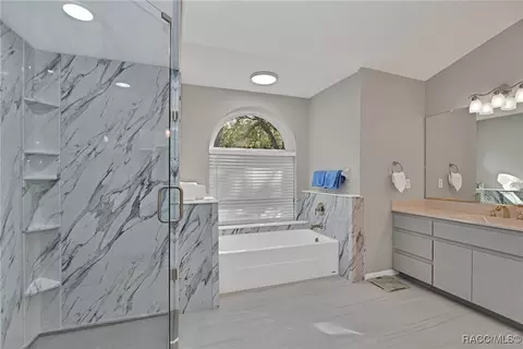 Bath - 482 N Indianapolis Ave, Hernando, FL 34442 photo 3 of 6