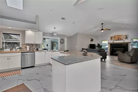 Kitchen - 482 N Indianapolis Ave, Hernando, FL 34442 photo 6 of 6