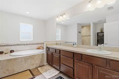Bath - 1576 E Cleveland St, Hernando, FL 34442 photo 1 of 4