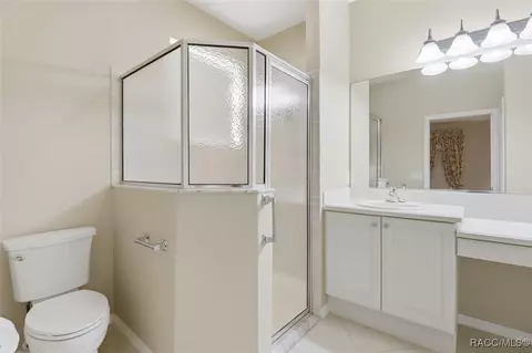 Bath - 906 W Silver Meadow Loop, Hernando, FL 34442 photo 3 of 5