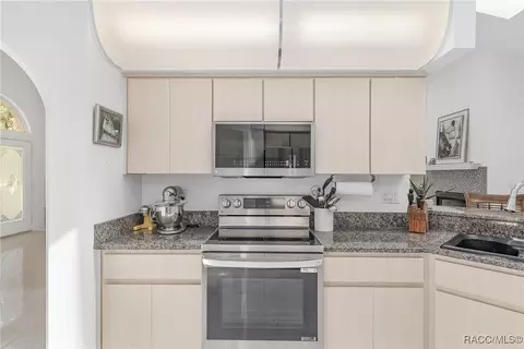 Kitchen - 90 Winding River Ln, Inglis, FL 34449 photo 4 of 6