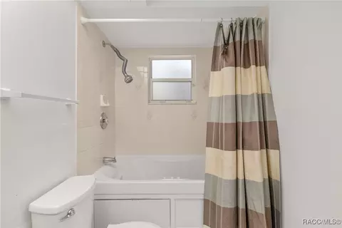 Bath - 90 Winding River Ln, Inglis, FL 34449 photo 6 of 7