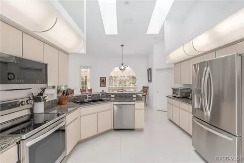 Kitchen - 90 Winding River Ln, Inglis, FL 34449 photo 6 of 6