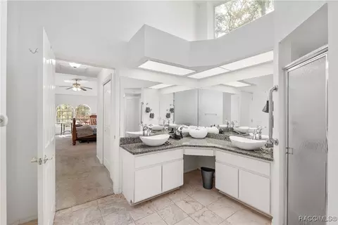 Bath - 90 Winding River Ln, Inglis, FL 34449 photo 4 of 7