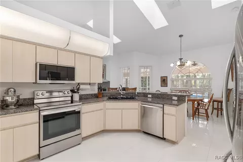 Kitchen - 90 Winding River Ln, Inglis, FL 34449 photo 5 of 6