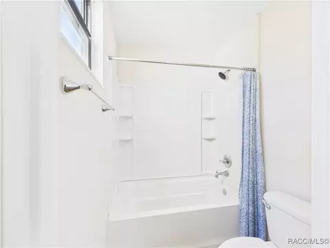 Bath - 3740 NE 133rd St, Anthony, FL 32617 photo 4 of 4