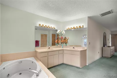 Bath - 631 E Liberty St, Hernando, FL 34442 photo 2 of 4