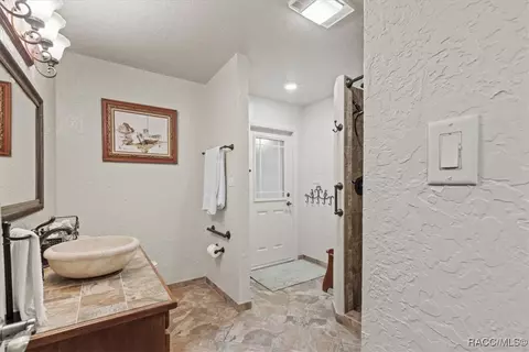 Bath - 154 SE Hammock Rd, Inglis, FL 34449 photo 4 of 8