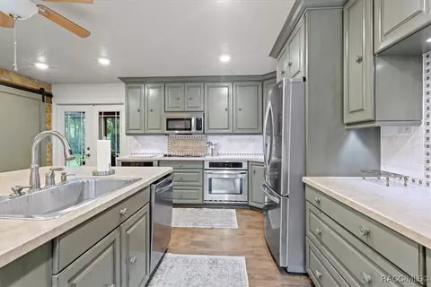 Kitchen - 154 SE Hammock Rd, Inglis, FL 34449 photo 4 of 5