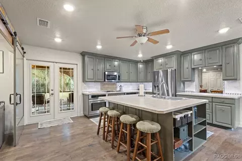 Kitchen - 154 SE Hammock Rd, Inglis, FL 34449 photo 2 of 5
