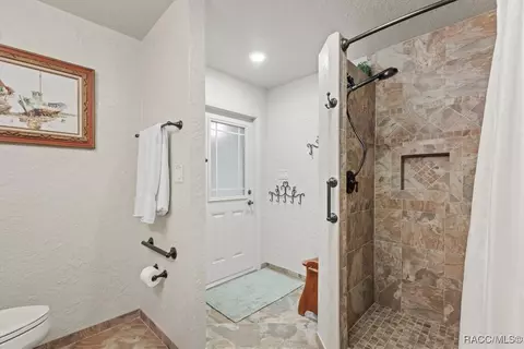Bath - 154 SE Hammock Rd, Inglis, FL 34449 photo 5 of 8
