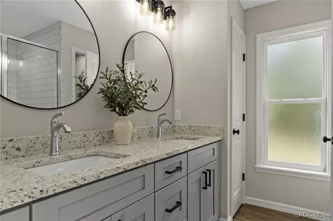 Bath - 922 E Hobart Ln, Hernando, FL 34442 photo 1 of 4
