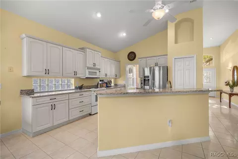 Kitchen - 389 W Doerr Path, Hernando, FL 34442 photo 2 of 4