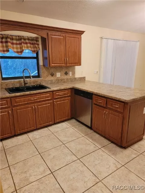 Kitchen - 1725 E Monopoly Loop, Inverness, FL 34453 photo 3 of 3